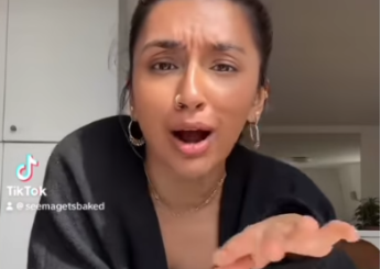 Seemagetsbaked, la food blogger Seema Pankhania beve l’acqua della mozzarella in un video social: “La trovo deliziosa” e piovono i commenti