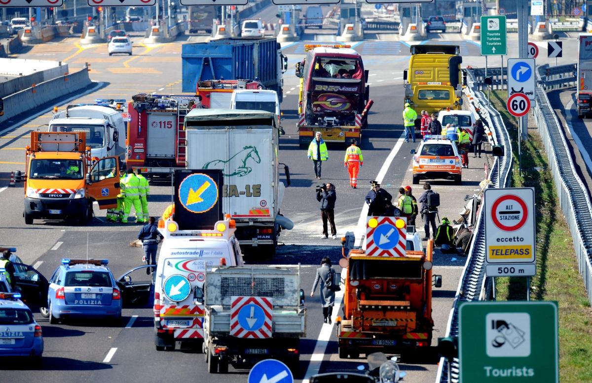 Incidente tra Reggio Emilia e Campegine, urto tra auto e tir: tratt…