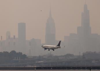 Tragedia su un volo per New York, morto 11enne: aveva problemi preg…