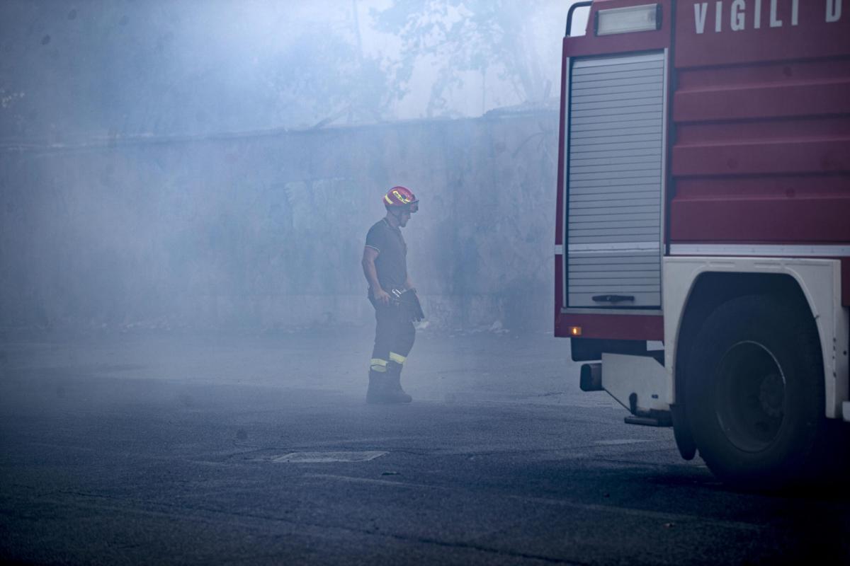 Roma, incendio a Portuense: auto in fiamme sulla strada