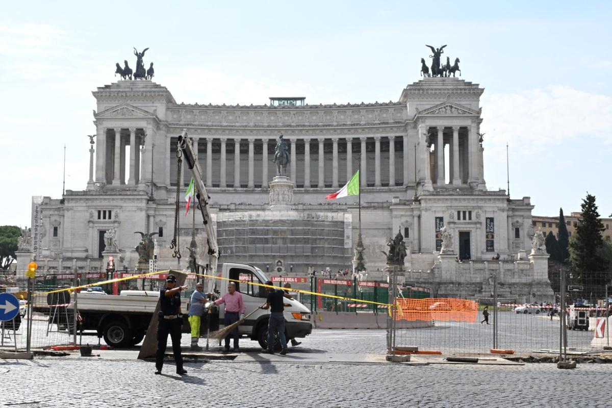 Roma, malore per un passeggero a Piazza Venezia: morto sul colpo