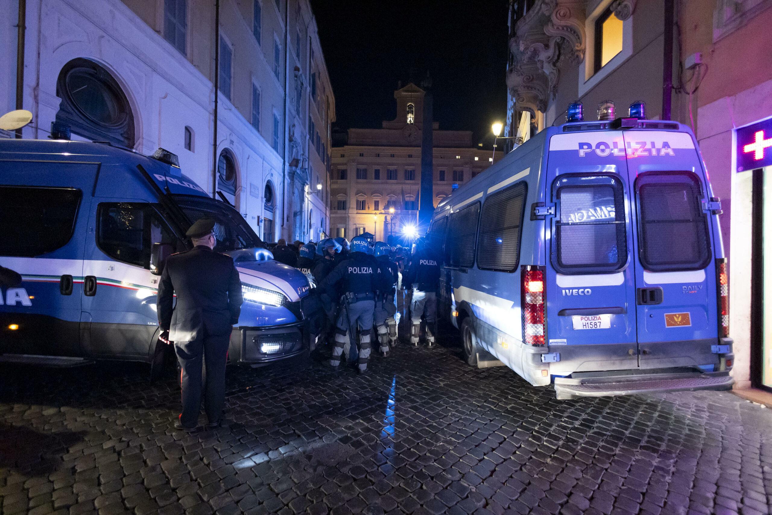 Roma, incidente durante la notte del 1° gennaio: ventisettenne muore dopo l’impatto contro un albero