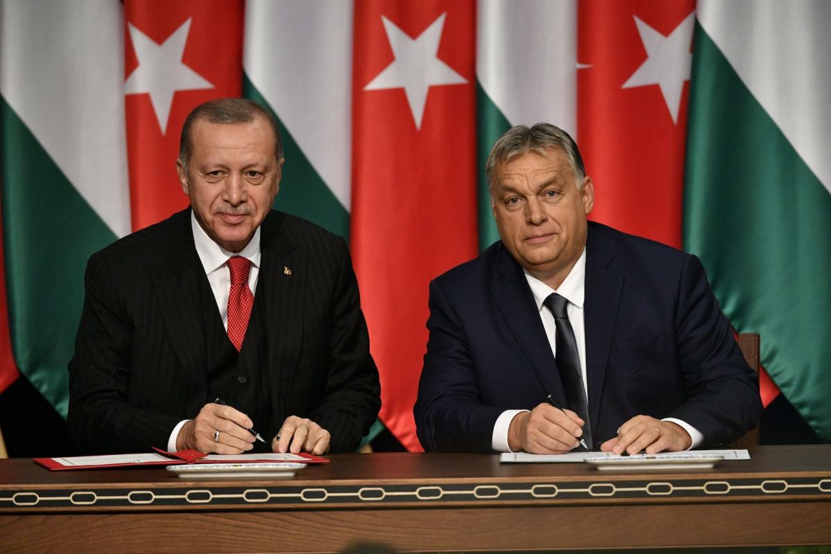 Nato, la Turchia ratifica l’adesione della Svezia. Orban invita premier svedese in Ungheria, la Svezia rifiuta