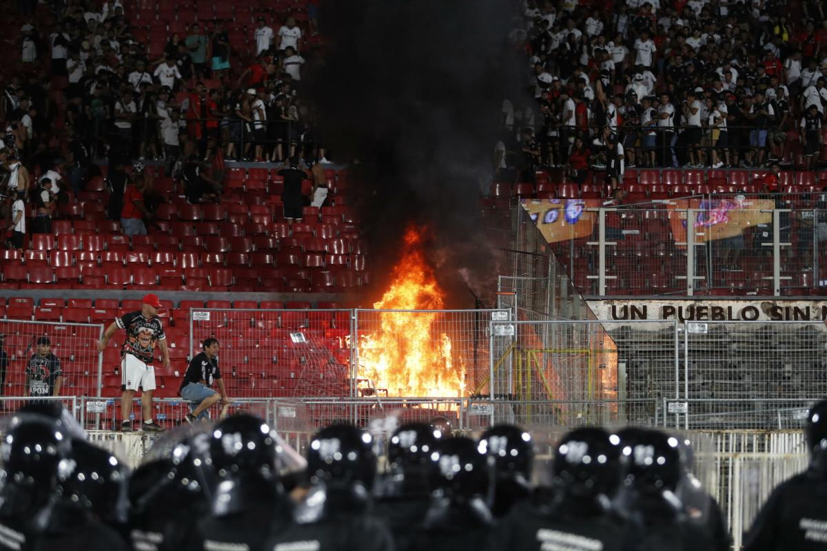 Cile, tifosi provocano incendio durante la Supercoppa. Distrutto il memoriale delle vittime della dittatura Pinochet