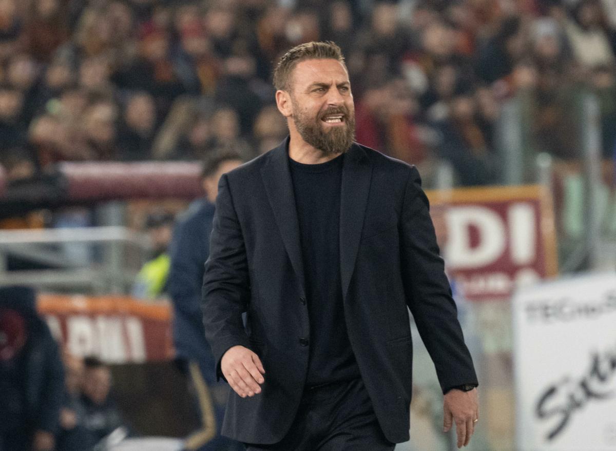 Monza-Roma, De Rossi in conferenza stampa: “Dybala sta bene. Stiamo diventando una famiglia. E su Karsdorp…”