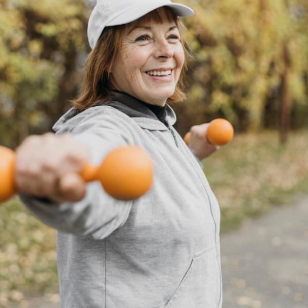 Benefici del sollevamento pesi per anziani: perché praticare questo sport?