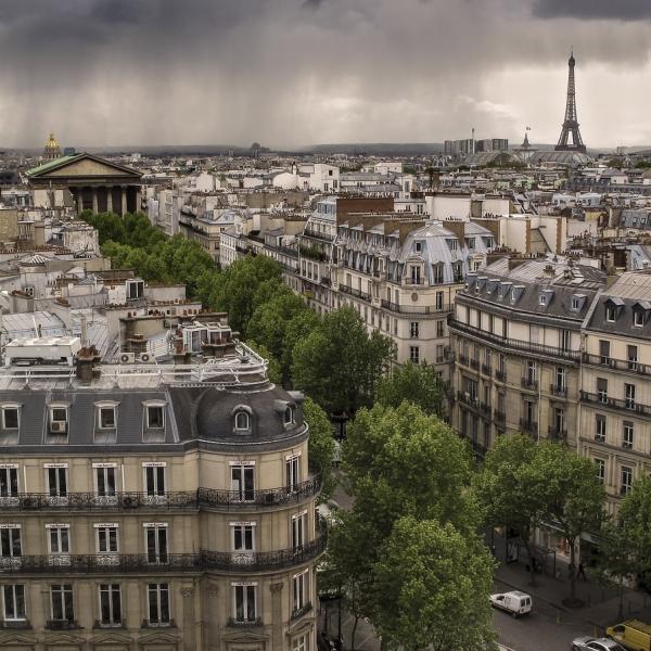 Francia, violenza sessuale nella Spa del Ritz: massaggiatore stupra una cliente nell’albergo di lusso a Parigi