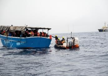 Migranti, Alarm Phone: “150 persone alla deriva tra Italia e Grecia”. La nave Diciotti si prepara allo sbarco di 900 richiedenti asilo