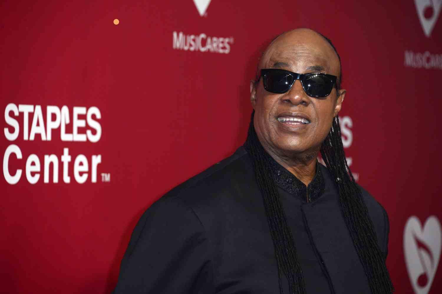 Stevie Wonder contro l’Intelligenza Artificiale insieme a Billie Eilish ed altri colleghi per salvare la musica