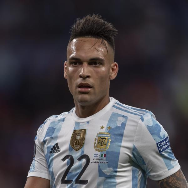 Lautaro Martinez resta all’Inter, la conferma sui social: “Un altro anno insieme”