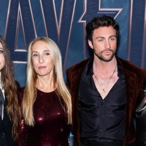 Aaron Taylor Johnson, 34 anni e sua moglie, 57, in una rara foto di famiglia sul red carpet