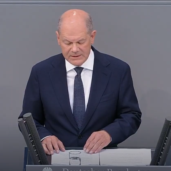 Germania, il cancelliere Scholz parla di sicurezza dopo gli attentati di Mannheim: “Rimpatrieremo i criminali e combatteremo il terrorismo. L’AfD? Amici di Putin” | VIDEO