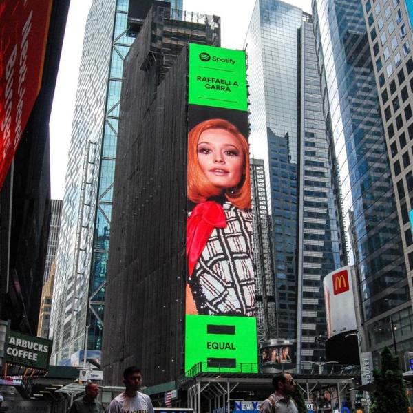 New York, Raffaella Carrà celebrata a Times Square: scelta come Ambassador per Spotify Equal