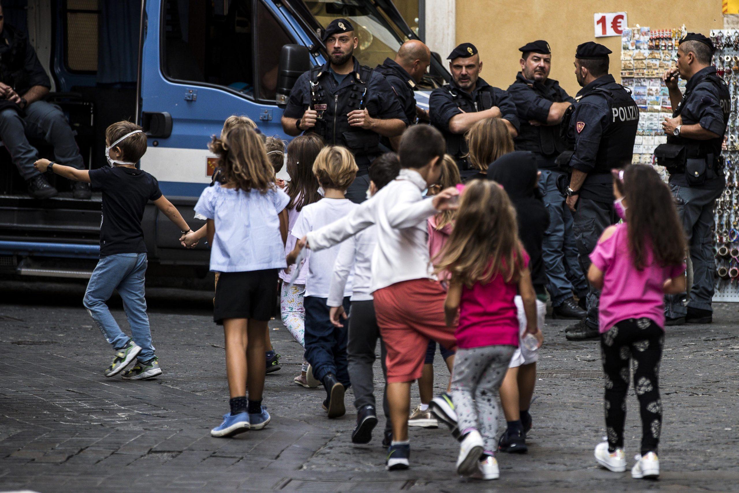 Sciacca: Agrigento, pulmino travolge una scolaresca, feriti 9 alunni