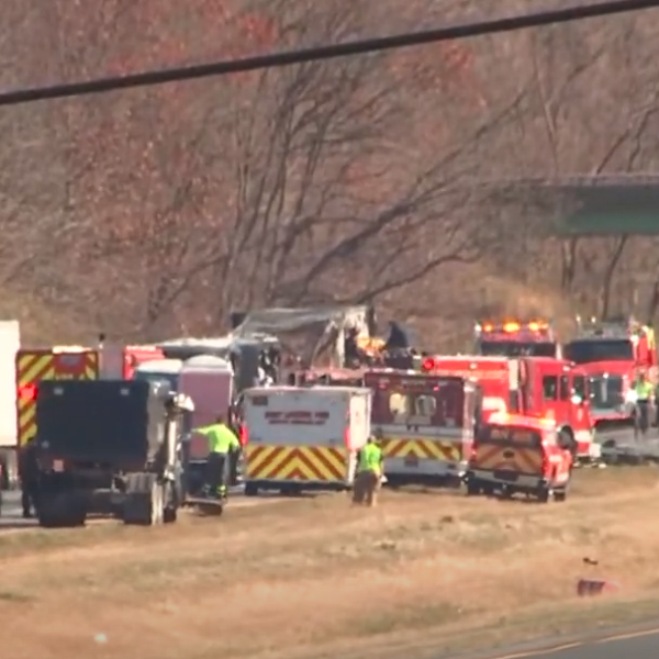 Usa, incidente in Ohio: autobus pieno di studenti viene tamponato da un camion, 6 morti e 18 feriti | VIDEO