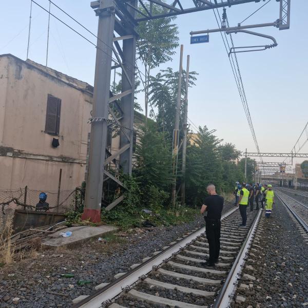 Roma, sgombero al Mandrione in via Casilina Vecchia, palazzine occupate da extracomunitari | FOTO