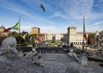 Roma, è polemica sull’albero di Natale di Piazza Venezia: “Dopo Spe…