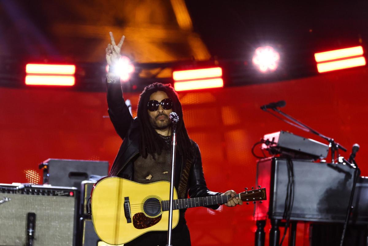 Lenny Kravitz, nel video del nuovo singolo è nudo ed entra in tendenza sui social