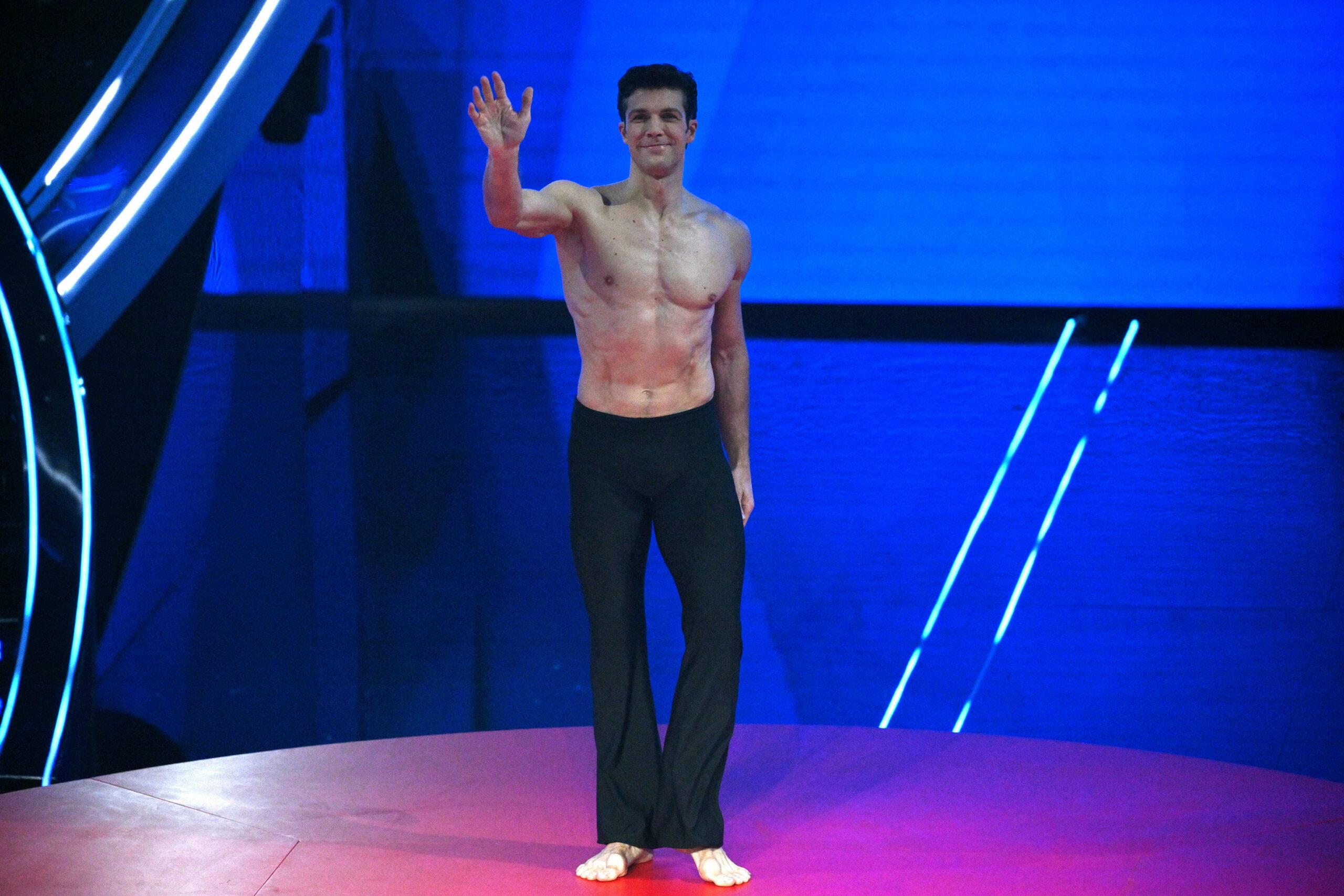 Roberto Bolle a Sanremo 2024 balla per la prima volta in tv la coreografia “Bolero”