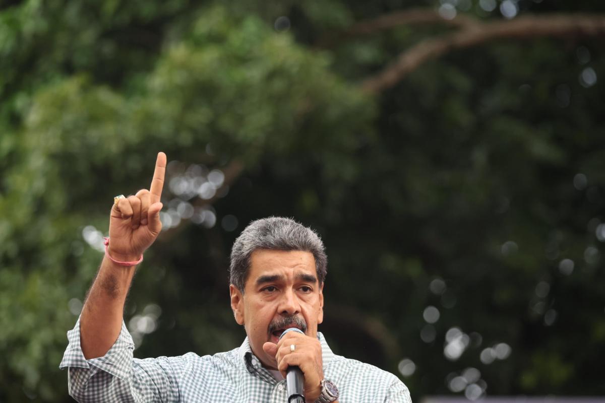 Venezuela, Gonzalez in esilio. Maduro esulta ma l’opposizione è ottimista: “Non cambia nulla”