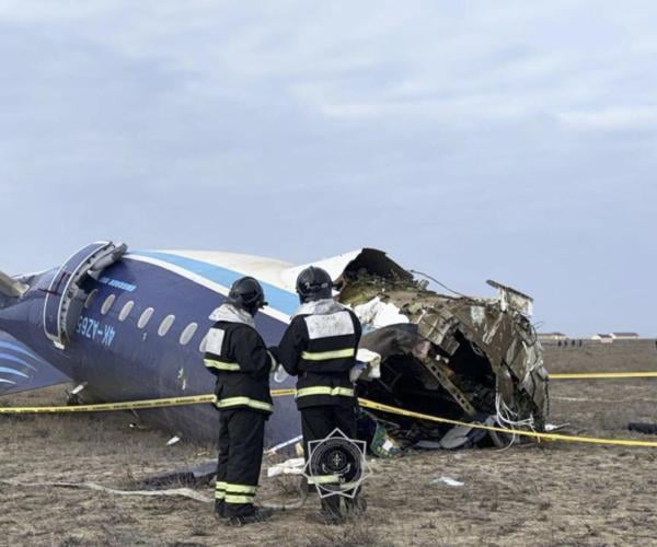 Cosa è successo all’aereo precipitato in Kazakistan? Crescono i sospetti sulla Russia