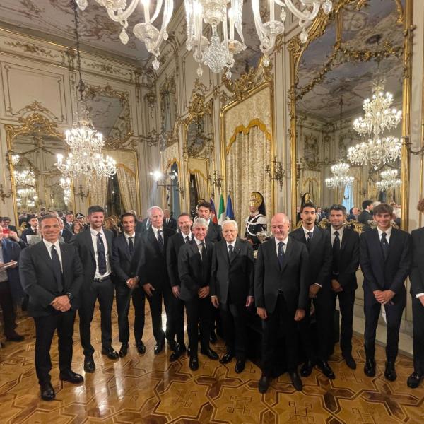 Sinner e la squadra della Coppa Davis arrivano al Quirinale: i campioni incontrano Mattarella| FOTO & VIDEO