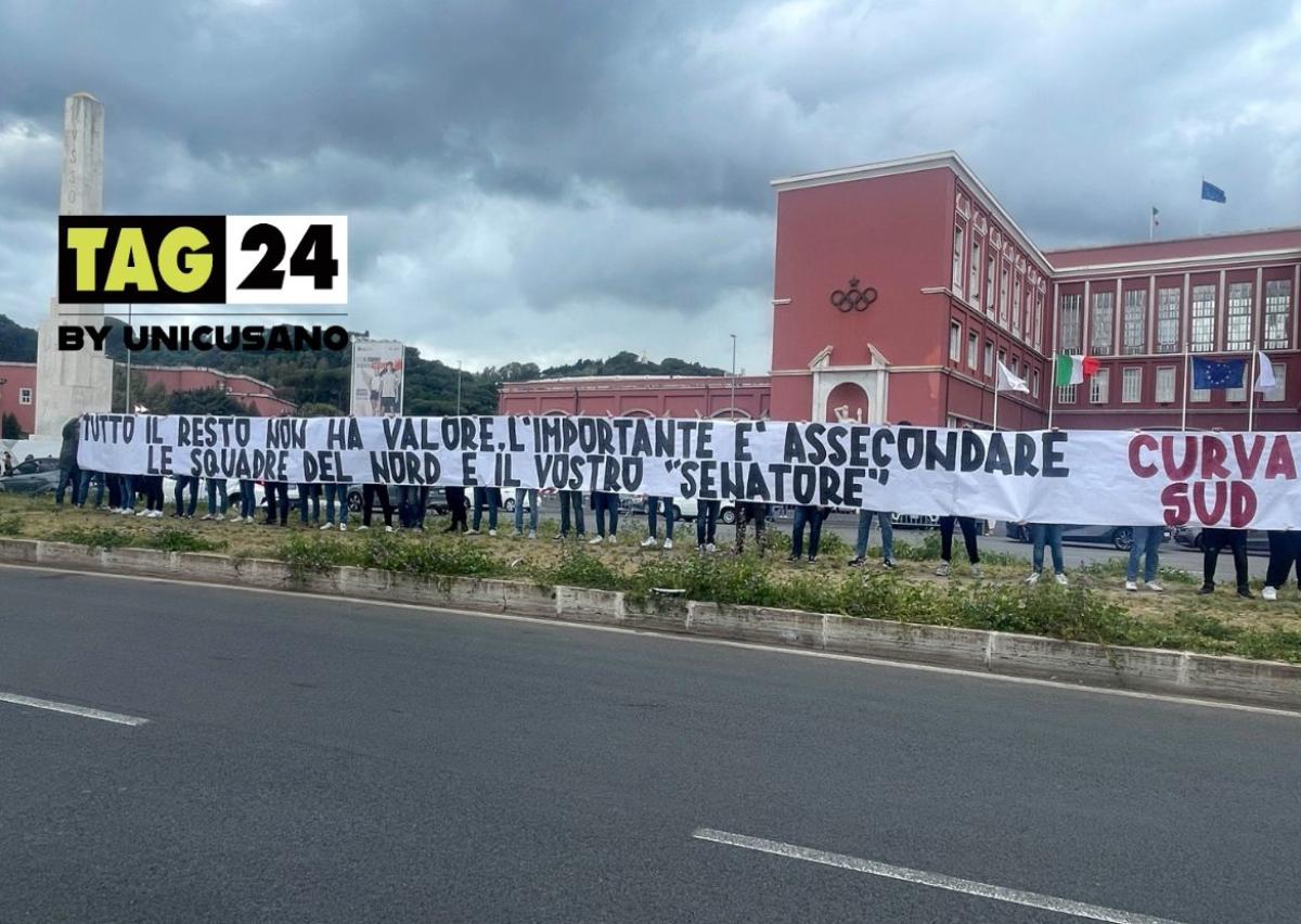 Roma – Bologna, i tifosi attaccano Lotito e la Lega: “Importante è assecondare le squadre del Nord e il vostro senatore”, e partono gli insulti | VIDEO