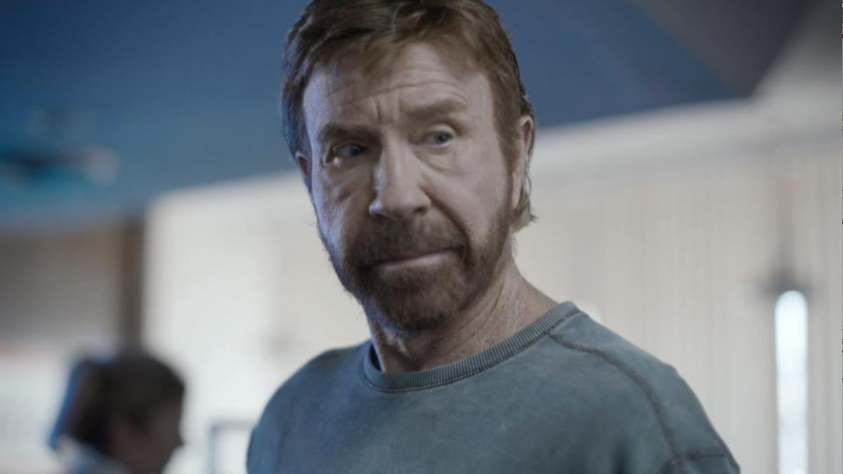 Chuck Norris compie 82 anni e il web impazzisce