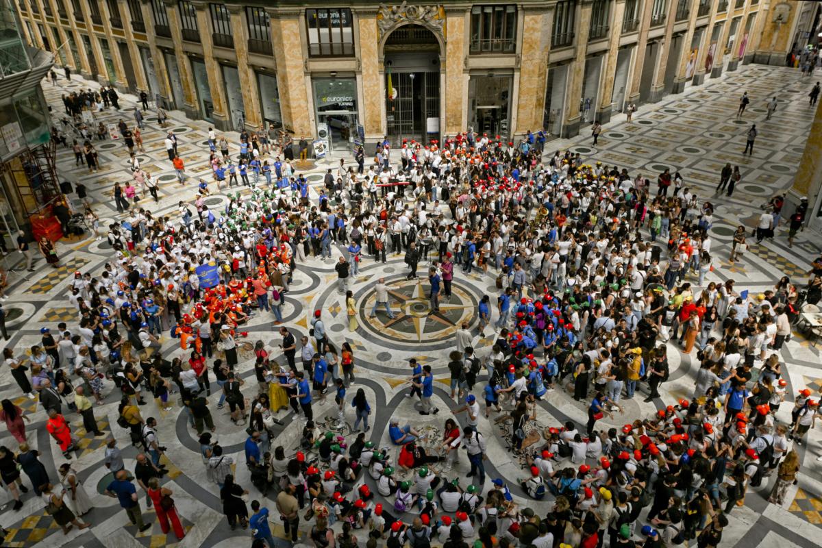 Napoli, 14enne spara in Galleria Umberto I: panico tra la folla