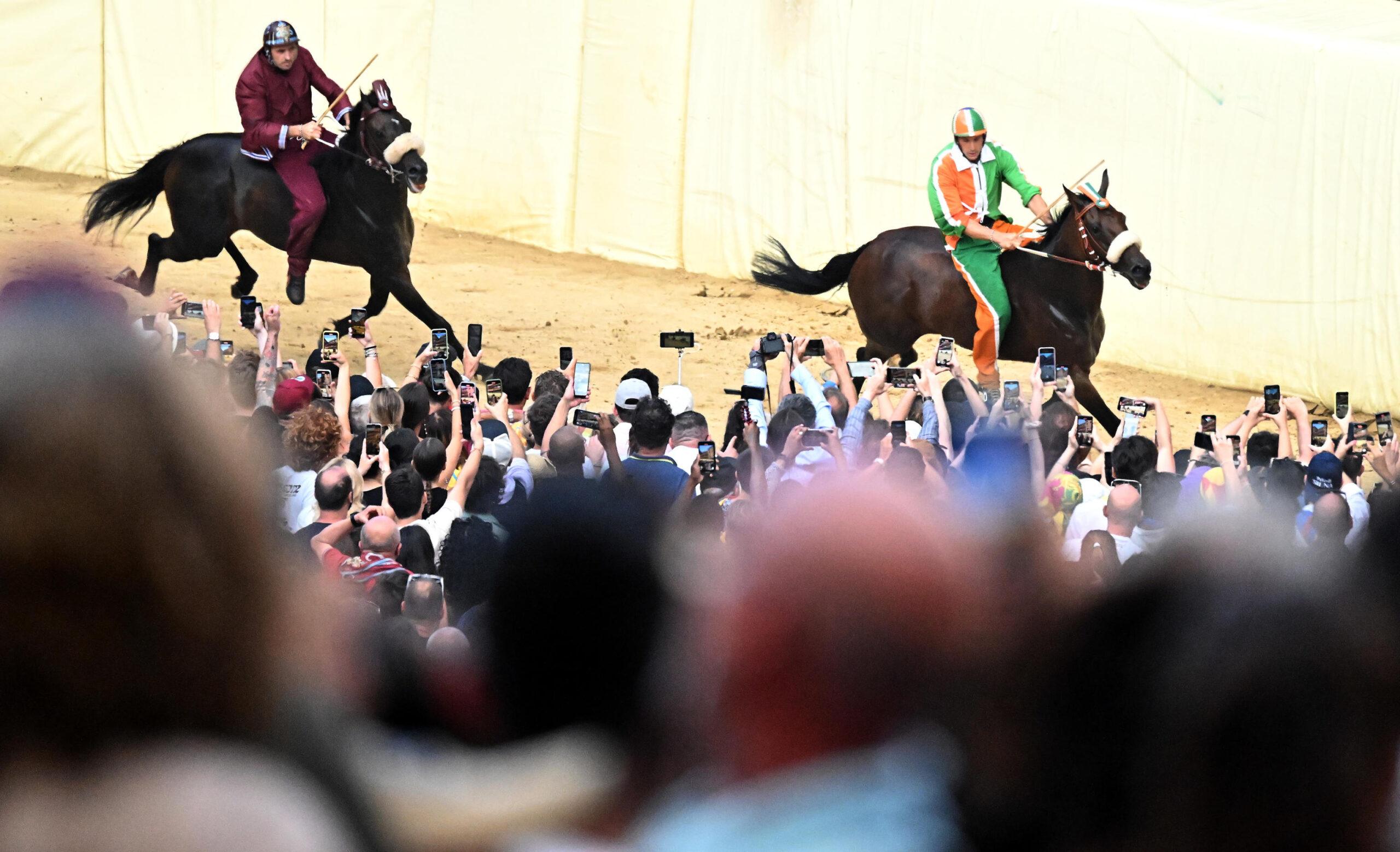 Palio di Siena del 16 agosto 2023, il Drago vince anche la prova generale