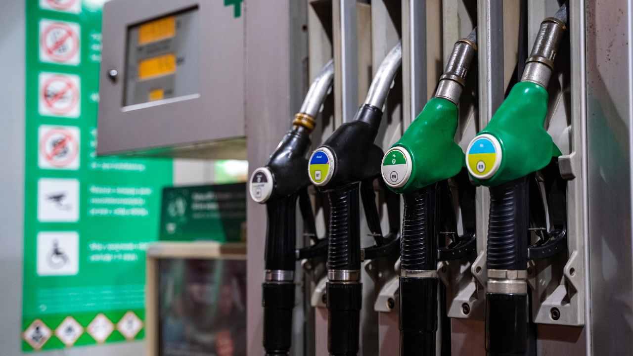 Benzina ai minimi dopo un anno di continui rincari: le previsioni per il 2024