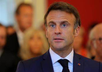 Macron visita i bimbi feriti nell’attacco ad Annecy: “Notizie positive”