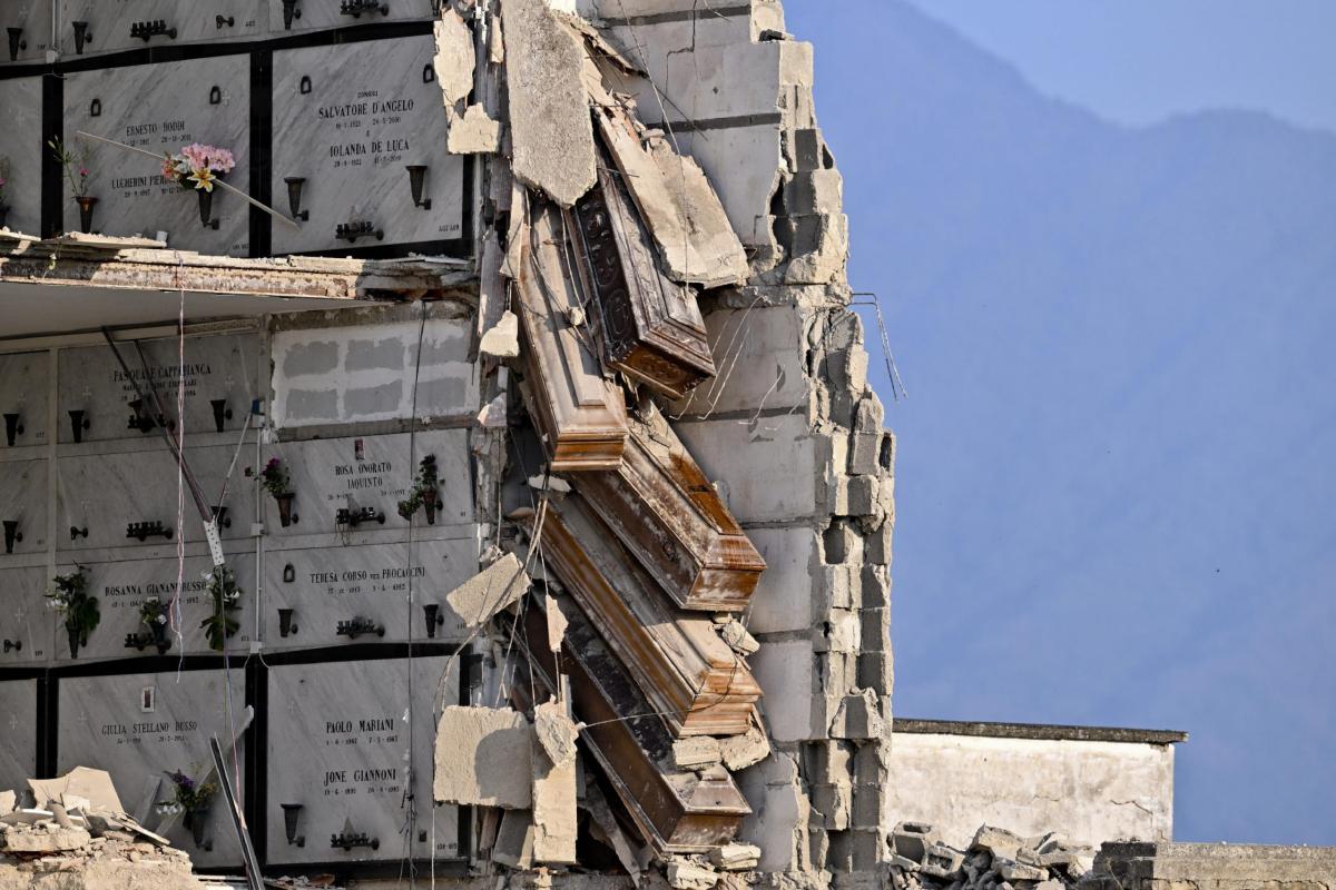 Nuovo crollo del cimitero di Napoli, protestano i parenti dei defun…