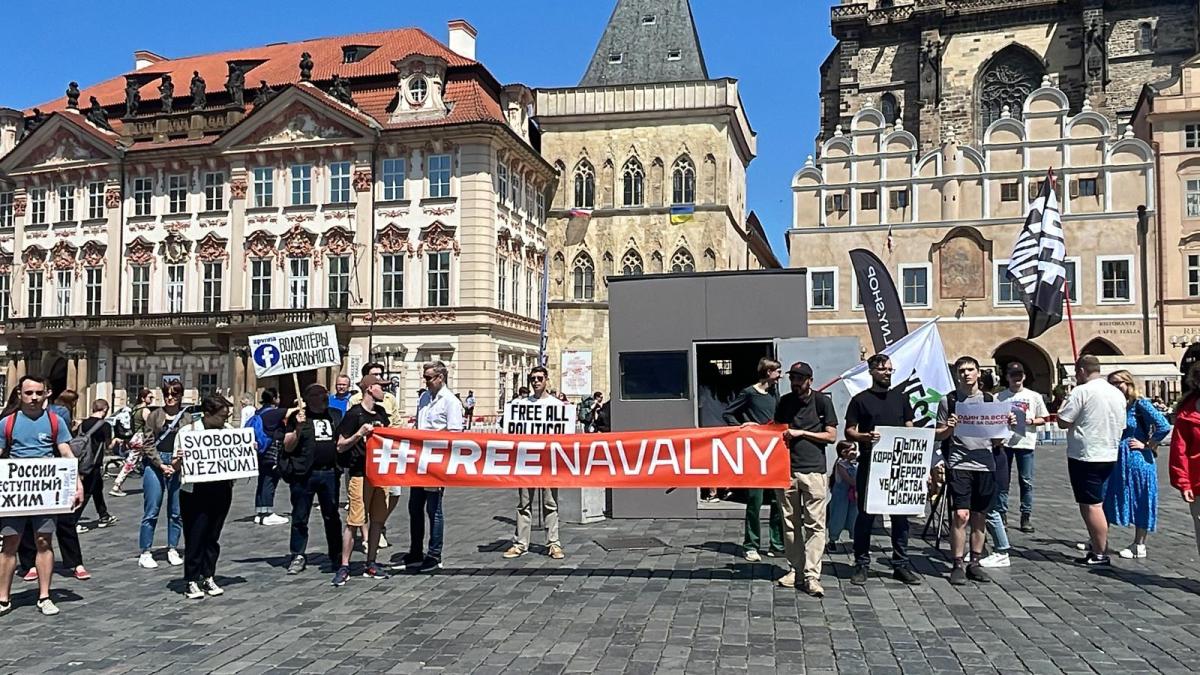 Praga, la comunità russa scende in piazza contro Putin: il video de…