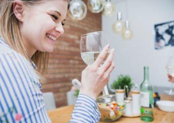 Quanta acqua si può bere durante i pasti e perché berne troppa fa male