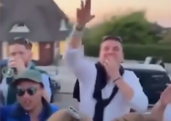 Germania, ‘L’Amour Toujours’ di Gigi D’Agostino diventa un coro razzista in una festa a Sylt | VIDEO