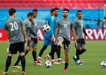 Portiere dell’Iran paga cauzione a venti prigionieri con premio mondiale