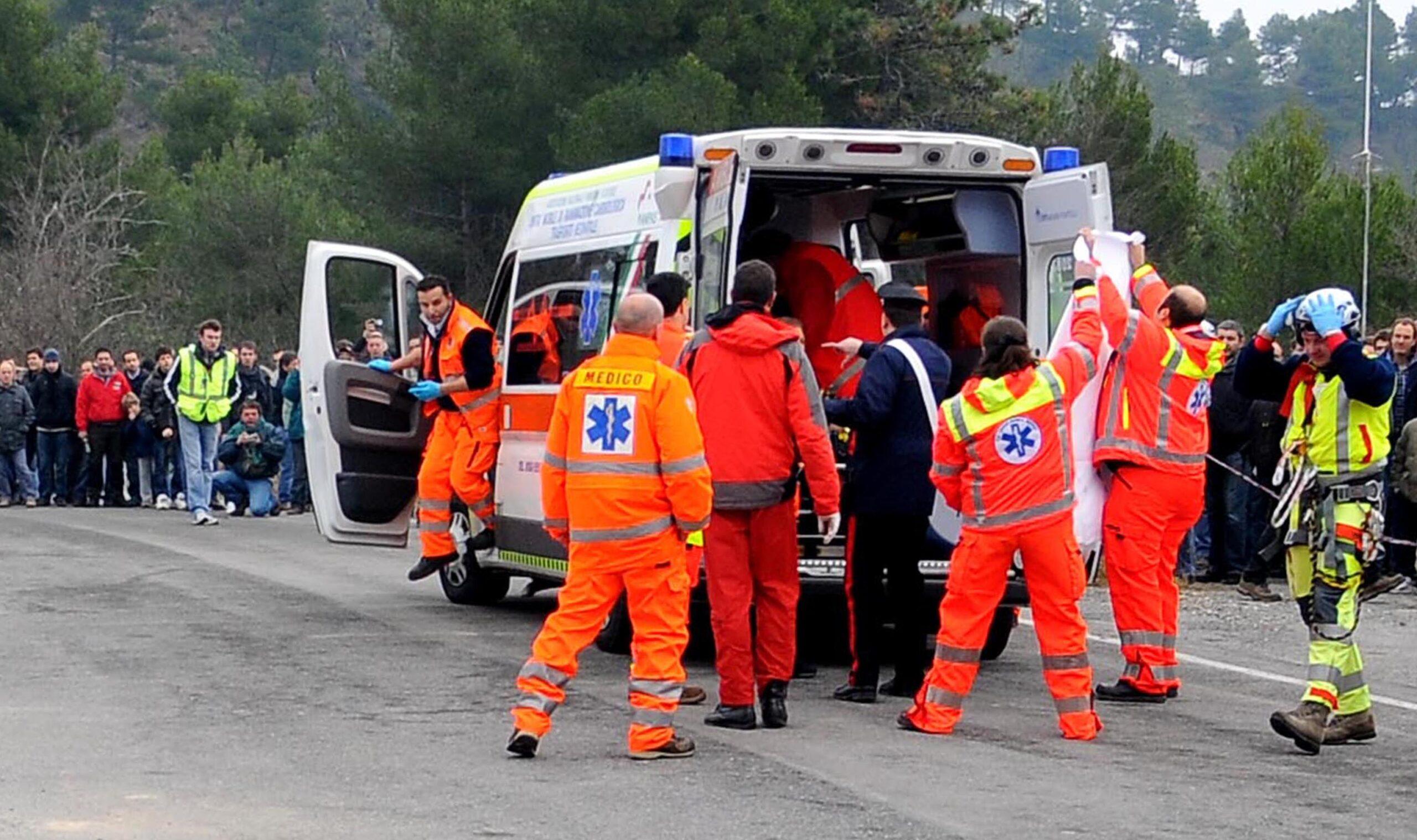 Fasano, incidente tra camion e furgoncino: morto un 24enne