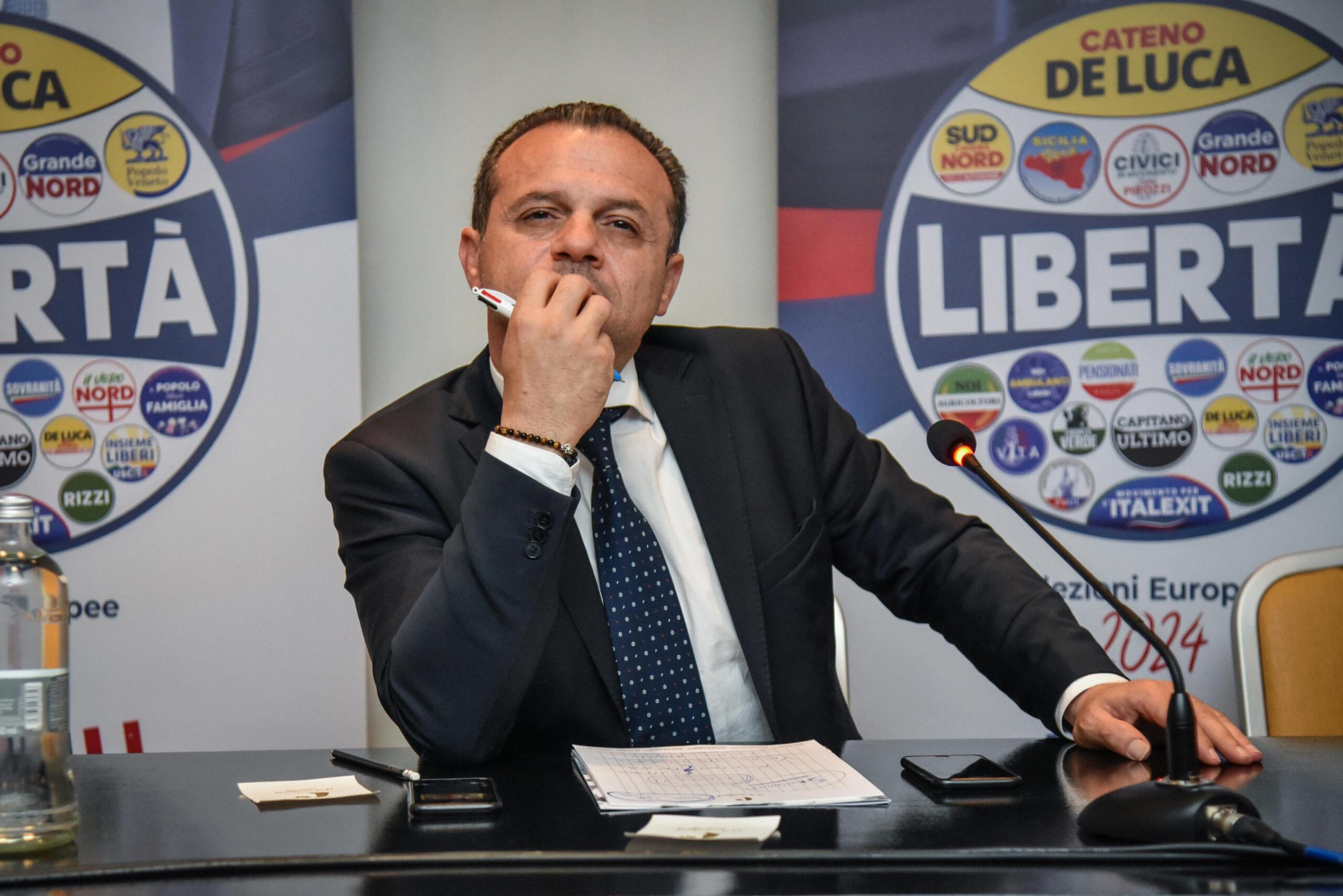 Elezioni Europee 2024, C. De Luca presenta la lista “Libertà” e poi attacca Renzi: “Supereremo il 4,2%. Faremo meglio di Stati Uniti d’Europa”| VIDEO