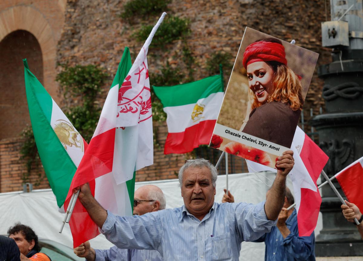 Morte Raisi, anche a Roma i rifugiati festeggiano in piazza con musica e dolcetti: “E’ la gioia del popolo iraniano” |VIDEO