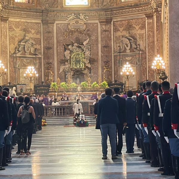 Funerale Claudio Graziano: oggi l’ultimo saluto al generale. L’arrivo del feretro avvolto nel Tricolore. L’addio commosso del Ministro Crosetto | VIDEO