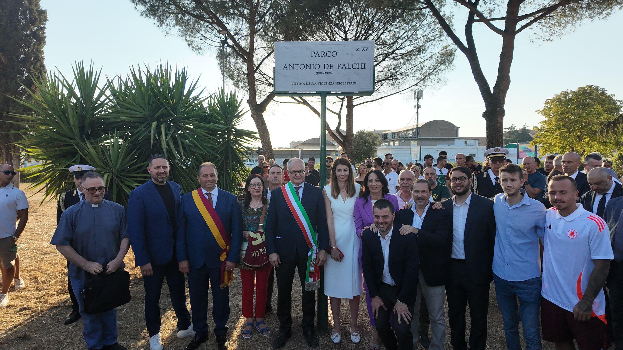 Roma, inaugurazione del ‘Parco Antonio De Falchi’. I fratelli commossi: “Grazie ai tifosi sempre con noi”, centinaia i presenti | VIDEO