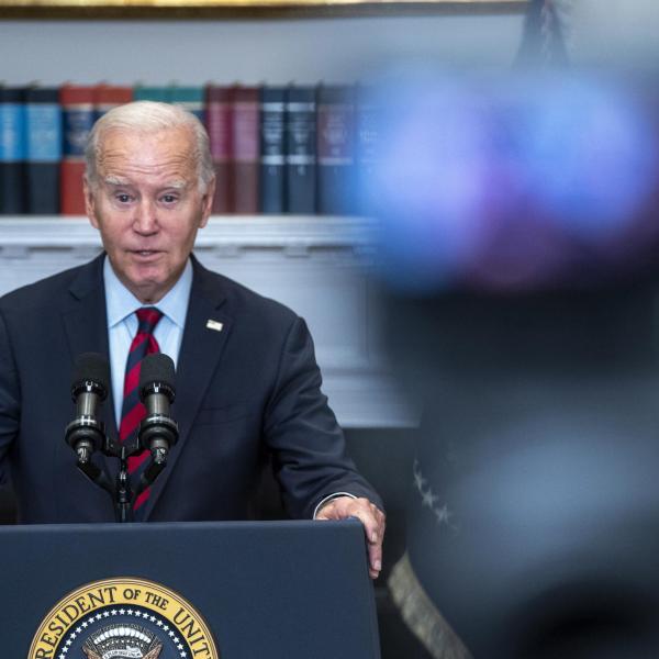 Migranti in Usa, Biden alza il muro con il Messico. Trump attacca: “Attendo scuse”