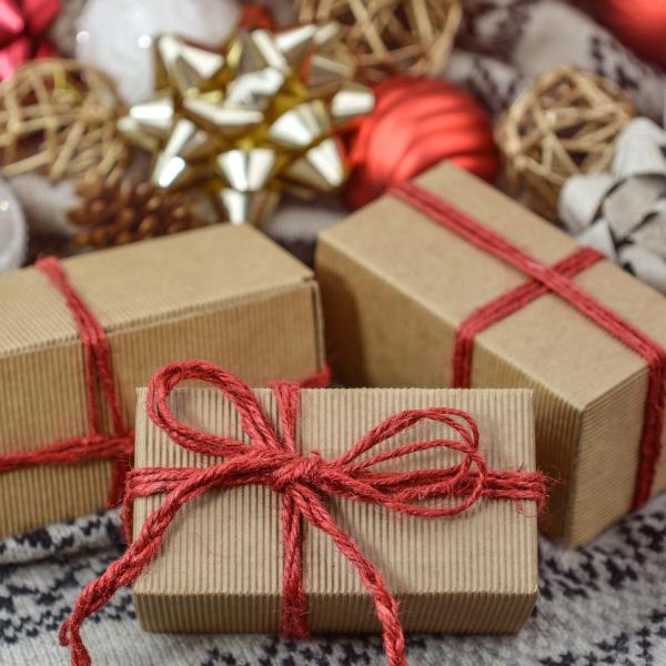 Cosa regalare a Natale spendendo poco? Le idee per stupire amici e parenti