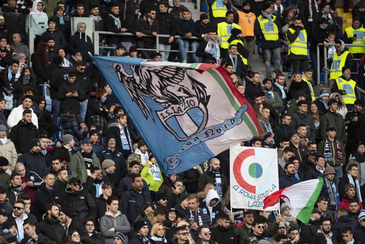 Roma-Lazio, cori razzisti verso Abraham e Lukaku durante il derby: Curva Nord a rischio squalifica