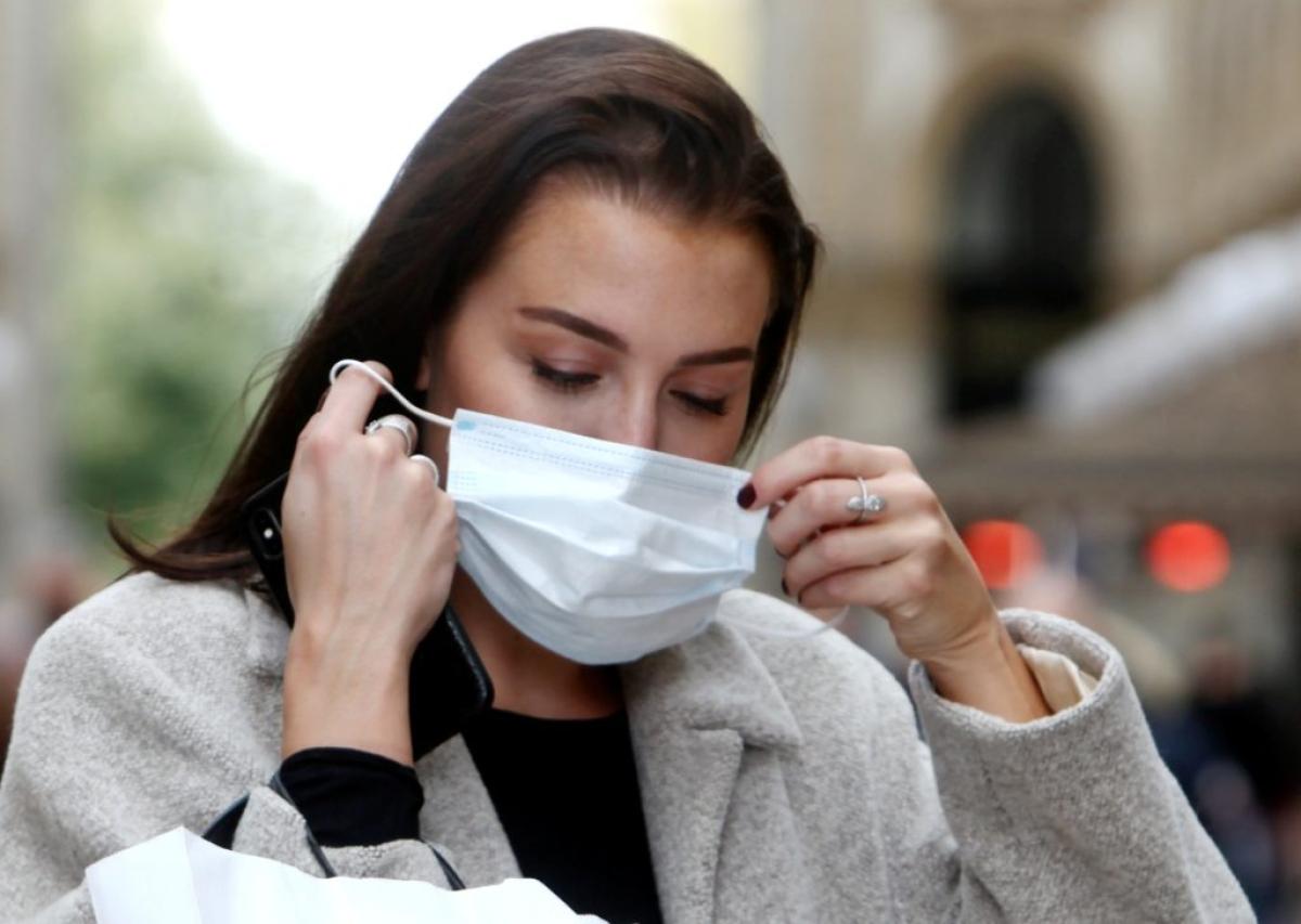 Mascherina obbligatoria, per Gimbe è necessaria al chiuso