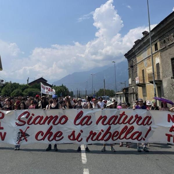 Scontri a Chiomonte (Torino), perché i No Tav protestano? Ferito un agente di polizia