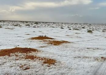 Deserto dell’Arabia Saudita imbiancato, non è neve ma è grandine: la causa dell’evento straordinario