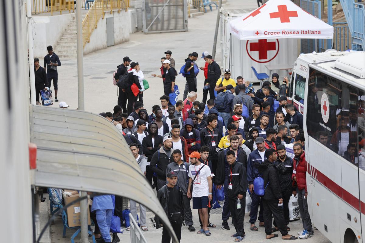 Migranti, nuovo sbarco a Salerno: Aita Mari arriva con 172 persone …