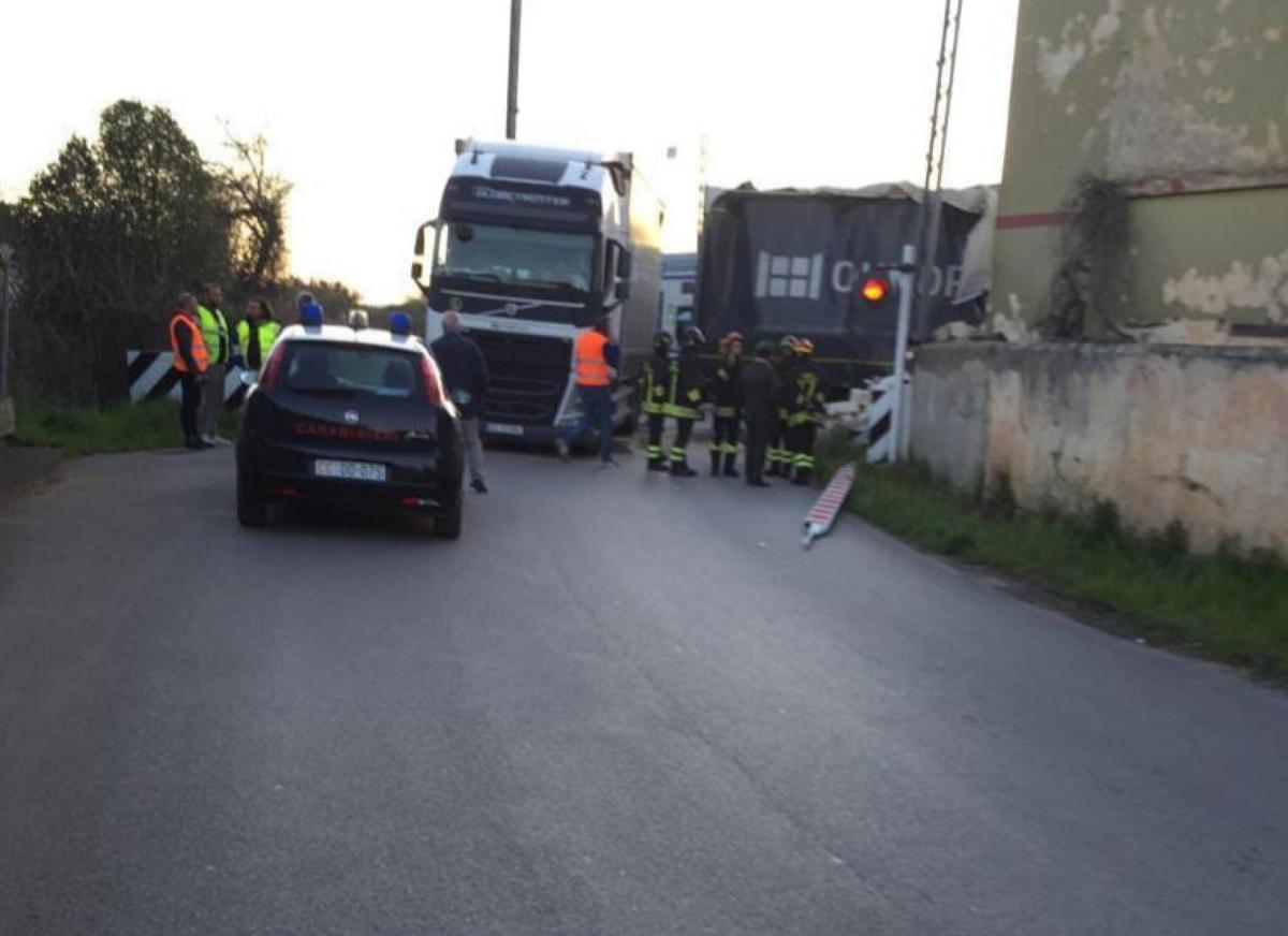 Brindisi, incidente a Torre Canne: camion in fiamme sulla SS379